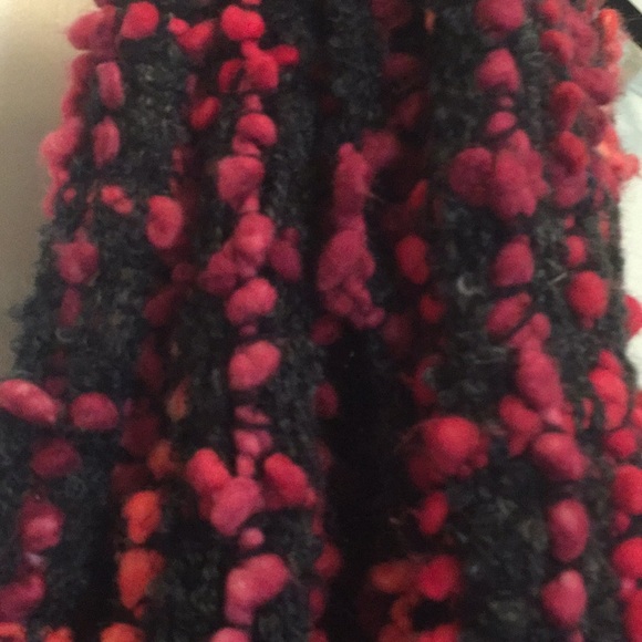 This beautiful red and greyish black scarf - Picture 3 of 6